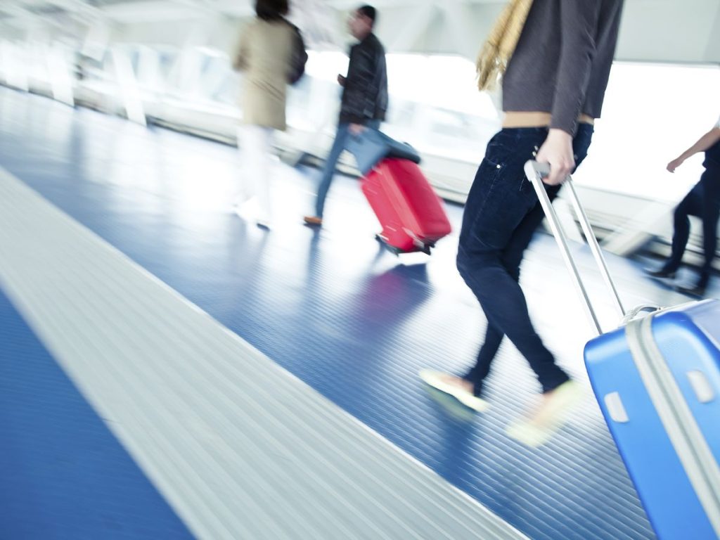 El truco de TikTok para viajar con tu maleta por menos de un euro