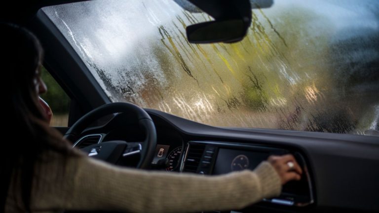 El truco para que no se te empañen los cristales del coche en invierno