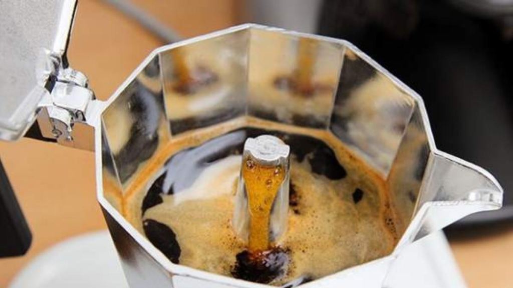 El error habitual que cometes con tu cafetera italiana 67 Error # 4. Cerrar la tapa de la cafetera