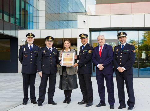 Foto entrega placa de oro Comisariìa-2-2 La Comisaría de Policía Nacional de Pozuelo reconocida por su contribución a la protección de la ciudadanía por Securitas Direct