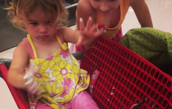 Gente que no debió llevar a sus hijos de compras