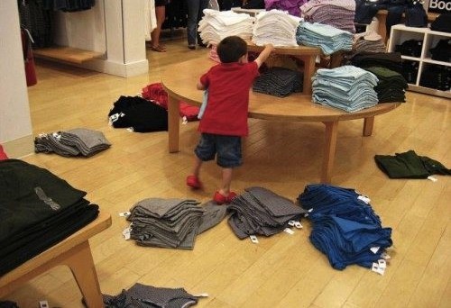 Gente que no debió llevar a sus hijos de compras