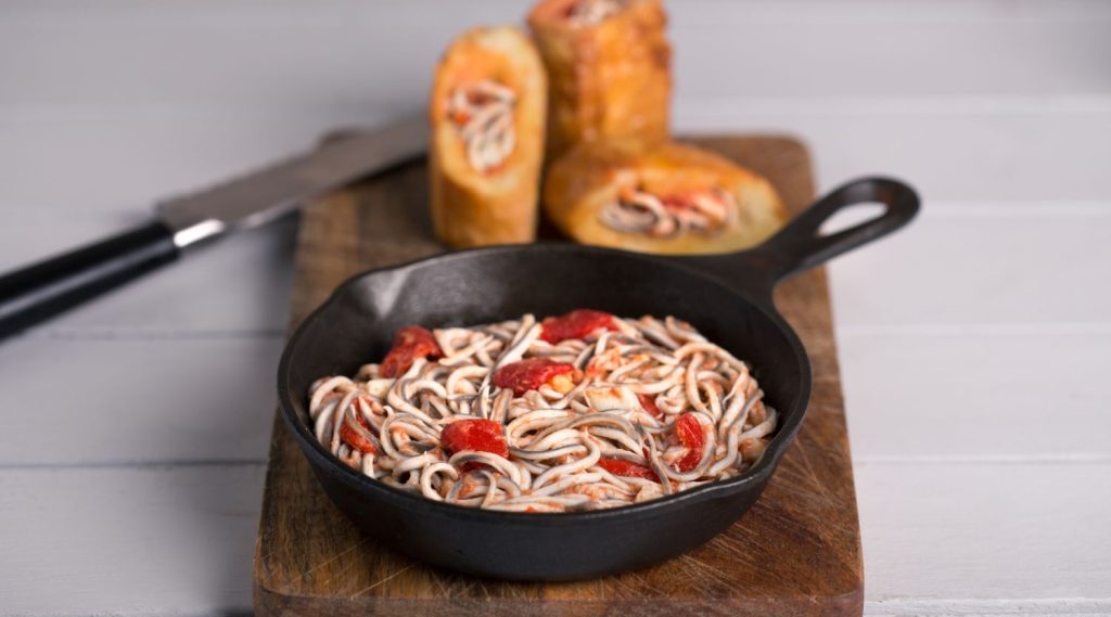 Gulas con salsa de tomate y huevo