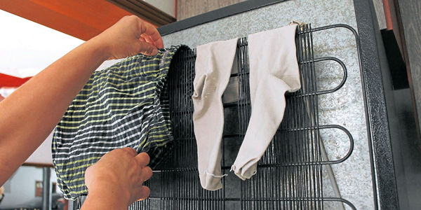 Secar la ropa detrás de la nevera 