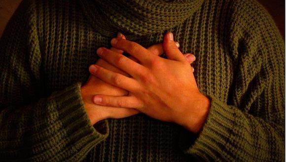 Según cómo cruces las manos, así serás de honesto 29 Colocar las manos en el corazón