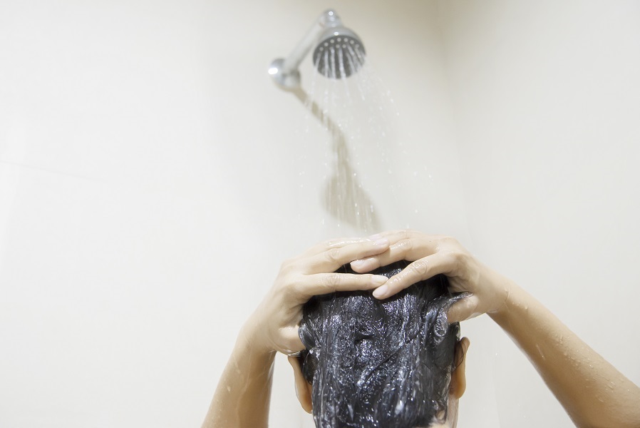 Joven sin orinar en la ducha