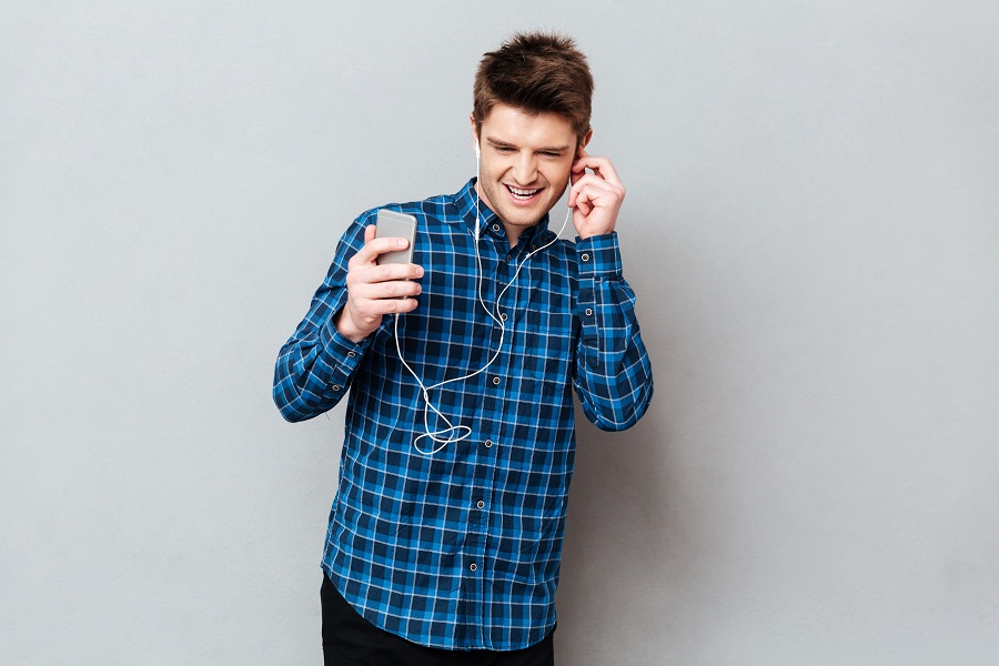 Joven utilizando otras redes diferentes a Facebook