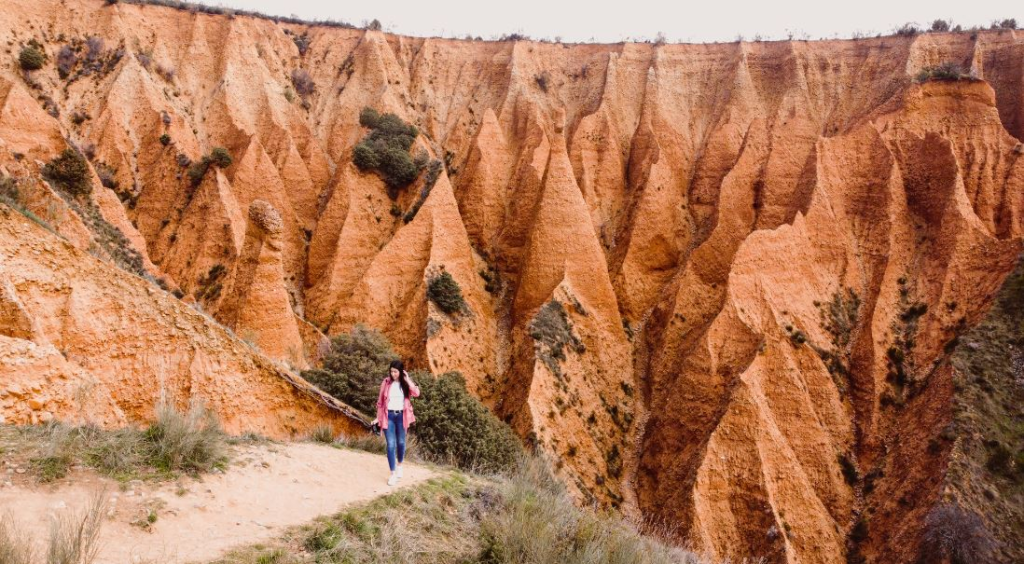 ¿Dónde se encuentran ubicadas exactamente Las agujas del diablo, la formación perteneciente a  Las Cárcavas de Valdepeñas de la Sierra?