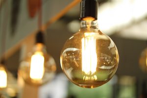 Las tarifas de luz más baratas según la OCU: ahorra hasta 450 euros al año