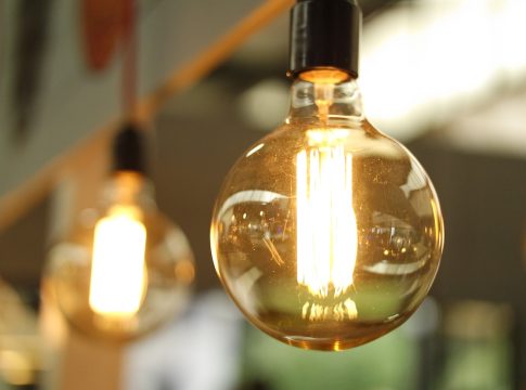 Las-tarifas-de-luz-acaban-con-el-sueldo-de-los-espanoles