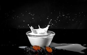 Leche entera o sin lactosa: por qué ninguna es mejor (y cómo compararlas bien en el súper)