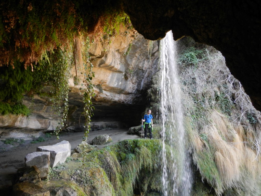 Caminar detrás de una cascada el paraje de Sant Miquel del Fai, en Bigues i Riells