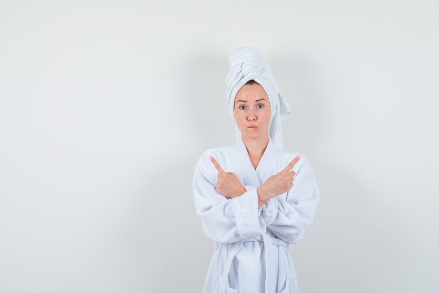 Mujer negada a orinar en la ducha