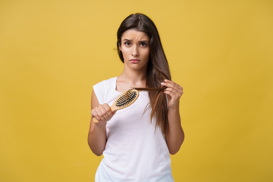 Mujer perdiendo cabello por estrés