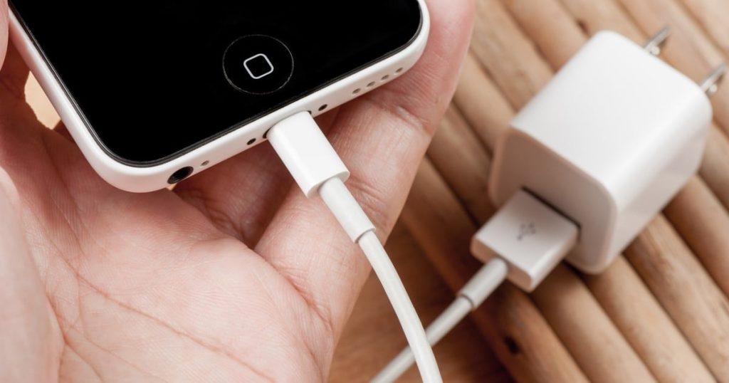 Cargador y cable original de tu teléfono