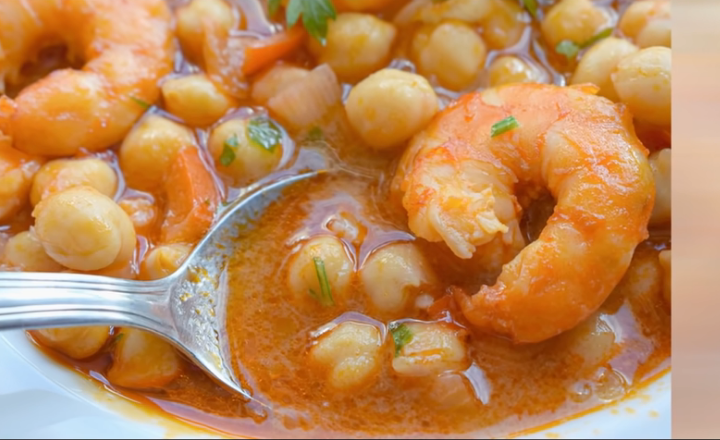 Potaje de garbanzos y langostinos: el plato original que puedes poner el día de Navidad