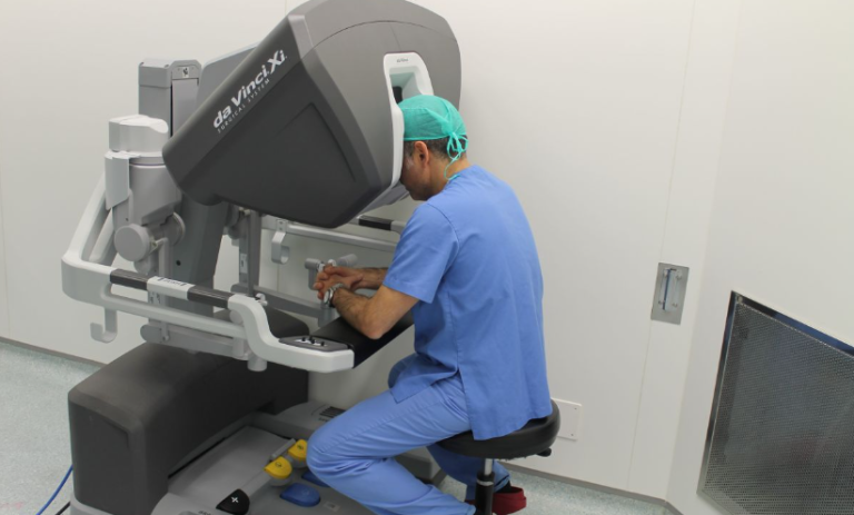 Clínica Diagonal apuesta por Da Vinci, el robot quirúrgico de máxima precisión