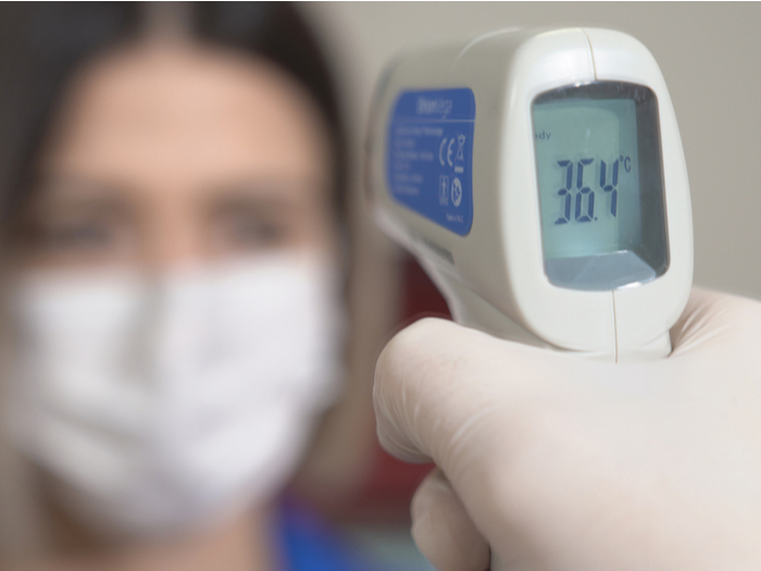 Persona con temperatura corporal aumenta fuerte 