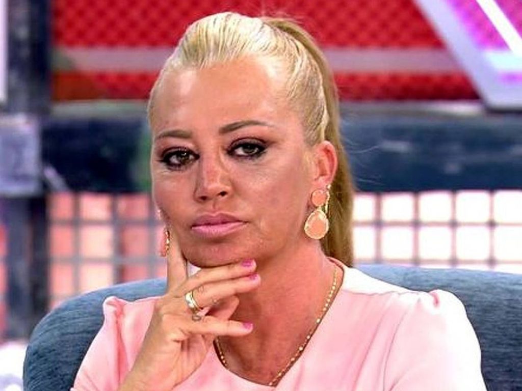 Tiene que ir al experto varias veces al año para corregir sus cejas 