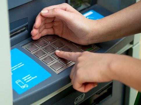 Toma-tus-precauciones-en-el-cajero-automatico Los 45 detenidos se hacían con las tarjetas de los mayores para estafarlos