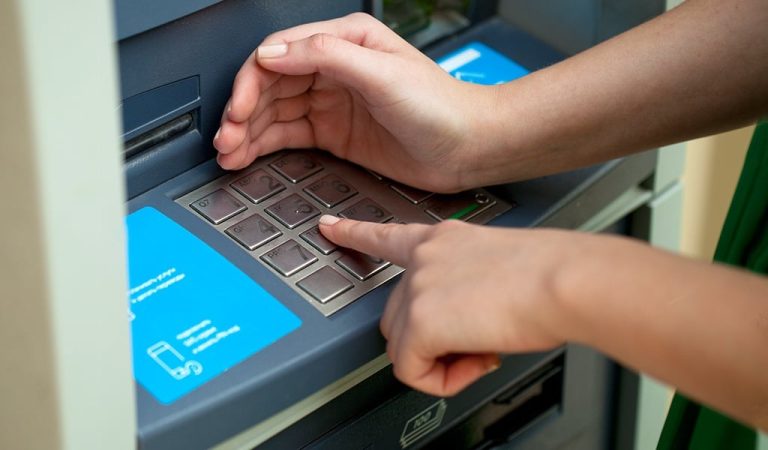 Tips para sacar dinero del cajero sin que te peguen un susto