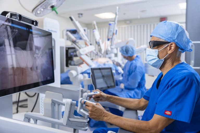 Beneficios de los robots en cirugías: menos dolor y complicaciones tras la operación, y una más rápida recuperación