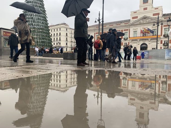 Las obras en Sol afean el aspecto navideño entre los turistas 135 Barro madrid puerta del sol