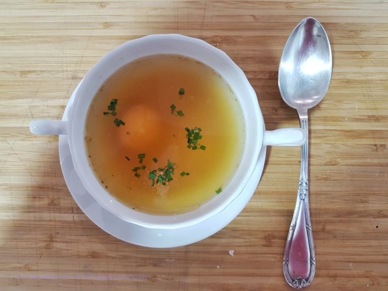 Consomé a la Reina, el caldo de Navidad que Arguiñano recupera para los meses más fríos