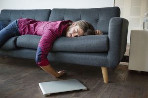 ¿Te cansas más en verano aunque duermas las mismas horas? La razón científica por la que te sientes más agotado
