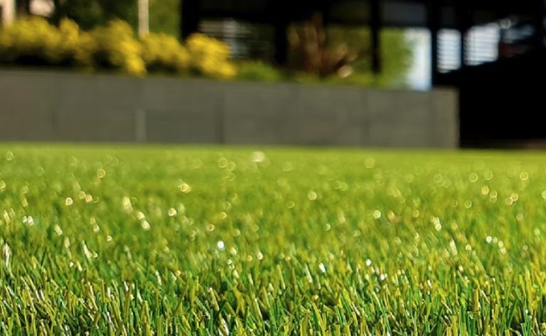 3 zonas de tu casa que ganarán mucho más con césped artificial