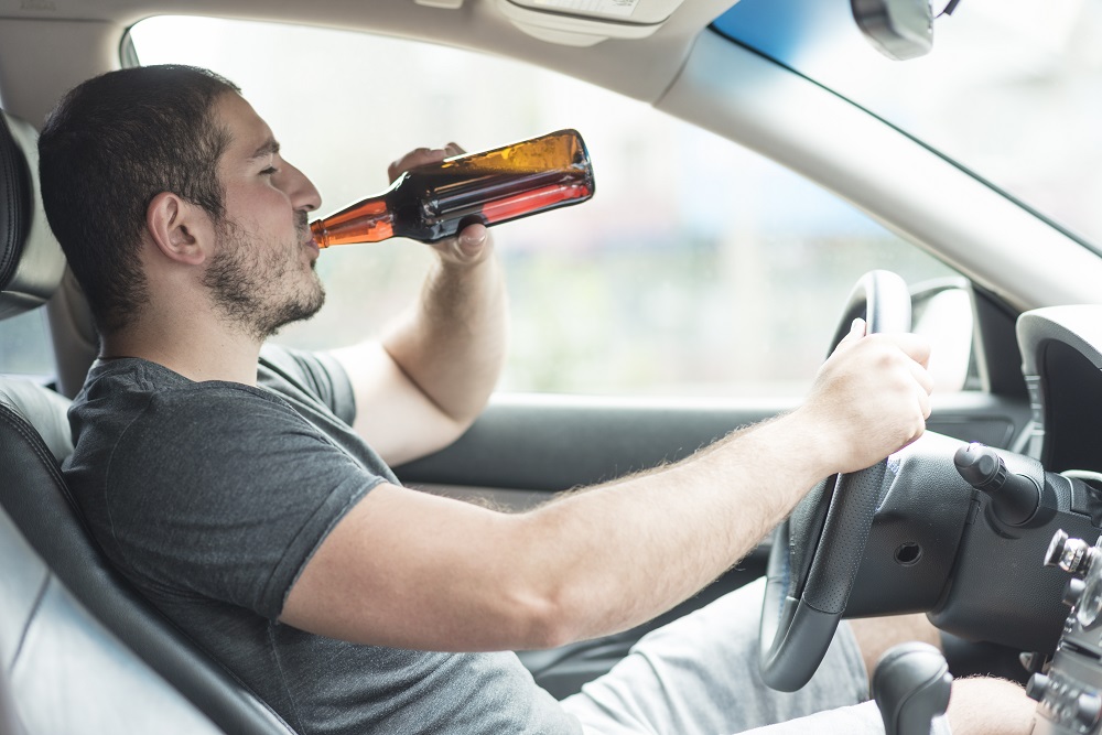 Consumir alcohol en situaciones riesgosas