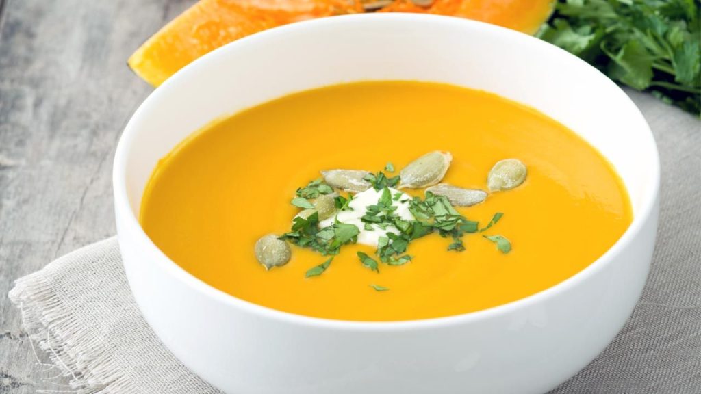 Arguiñano hace la mejor crema de calabaza en tan sólo 15 minutos 21 Crema de calabaza: Todas las verduras a la cazuela
