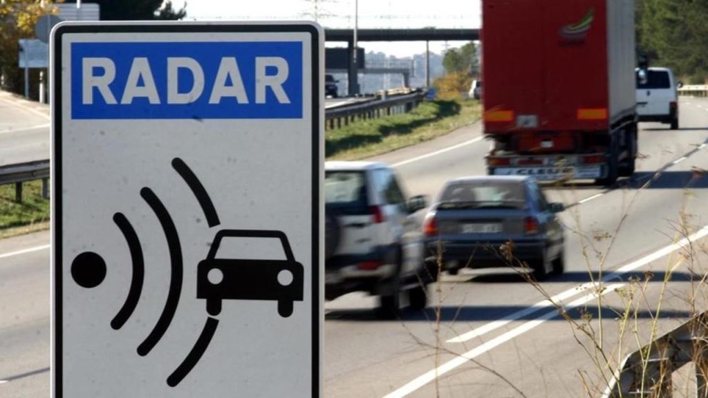 Ya no vale frenar antes de un radar: la DGT caza a los infractores por velocidad