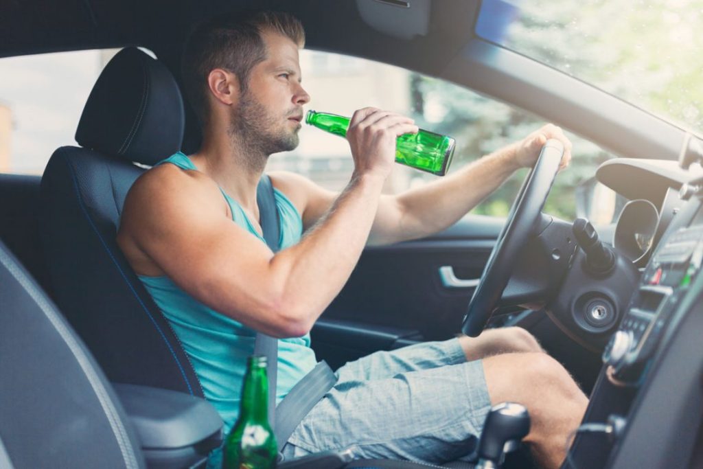 Estar bajo el efecto de drogas y alcohol 