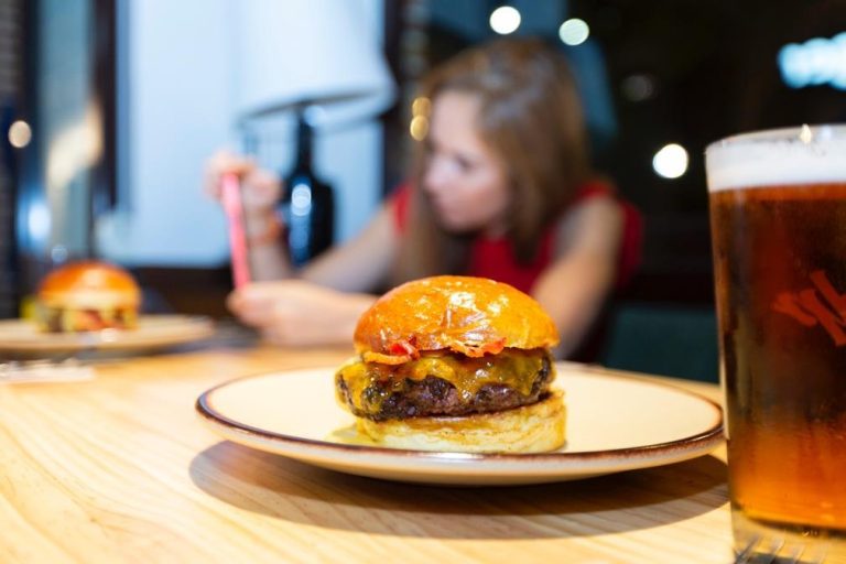 Cómo hacer una auténtica hamburguesa americana para chuparse los dedos