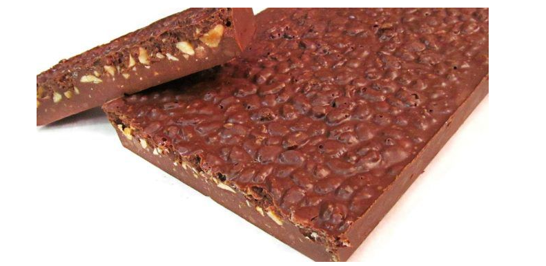 turrón junto a almendras garrapiñadas