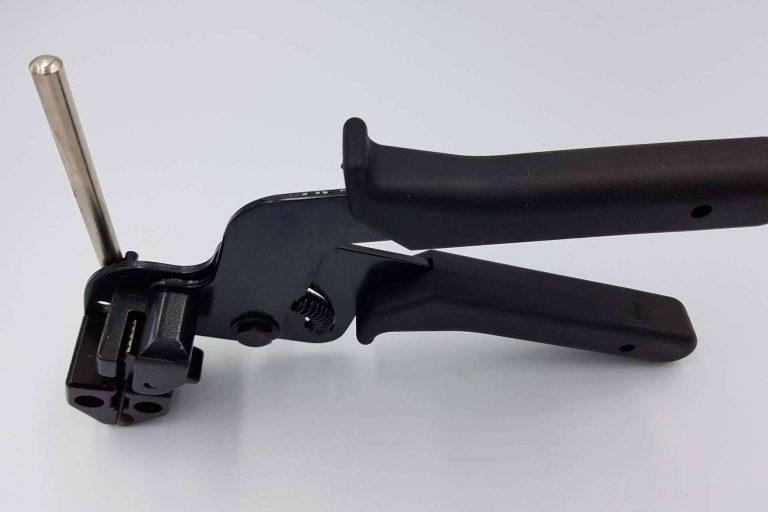 Los alicates de Infosolucion permiten tensar y cortar el sobrante de las bridas de acero inoxidable recubiertas y sin recubrir