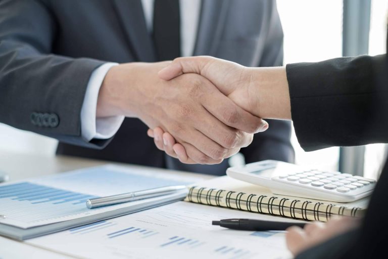 Los profesionales de Realtyplus llevan a cabo la valoración de inmuebles antes de vender