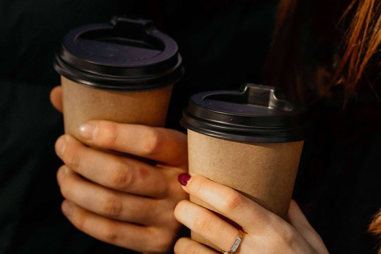 Tomarse un respiro con los vasos de cartón para café de la empresa Punto Qpack