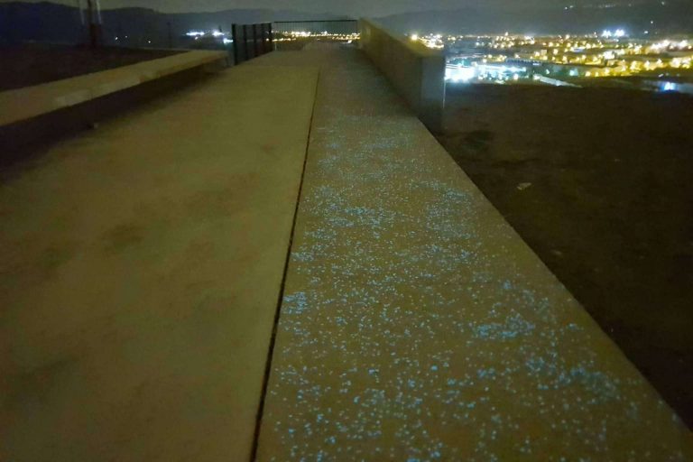 Abadecom, los usos del árido fotoluminiscente