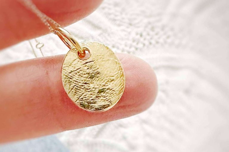 La marca de joyas, Dejando Huellas, da un significado a los colgantes con el grabado de las huellas dactilares