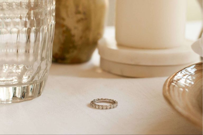 Un anillo de compromiso es una buena opción de regalo navideño