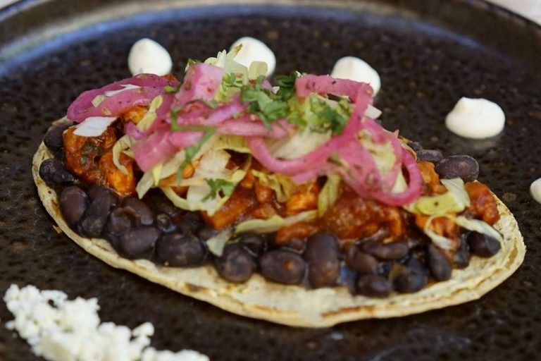 La gastronomía mexicana es mucho más que tortillas de maíz. Maíz Maya lleva a la mesa los productos más auténticos