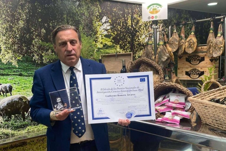 La trazabilidad del jamón ibérico de Bellota de Los Romeros de Alanís ha sido condecorada con el Premio Nacional de Investigación, Ciencia e Innovación Isaac Peral