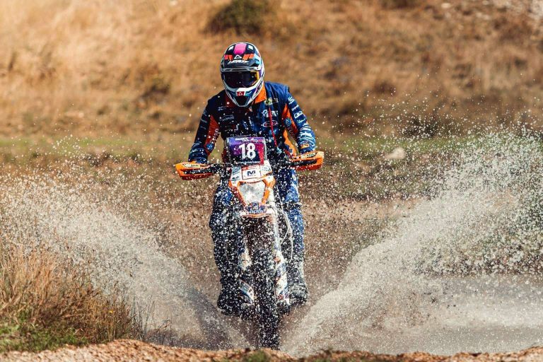 Las opciones de pegatinas para moto personalizada con ADHESIVOSEMBARRADOS