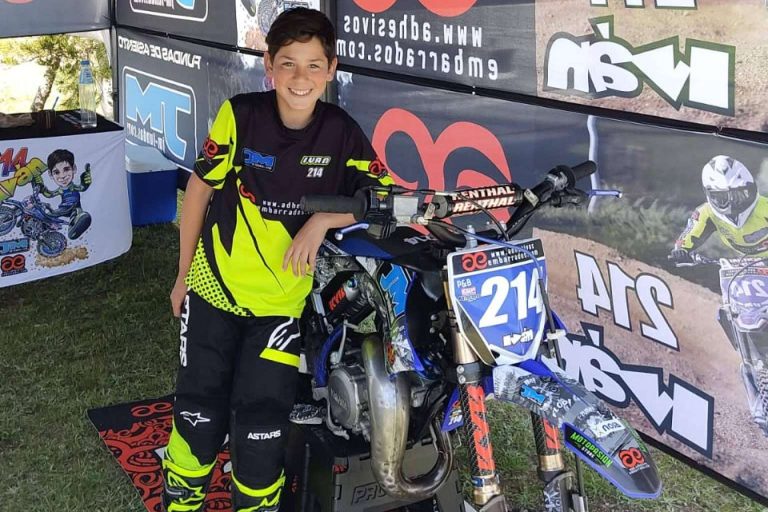 ADHESIVOSEMBARRADOS ofrece equipaciones para moto offroad personalizadas