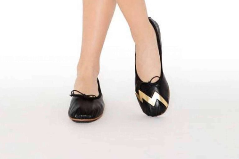 La comodidad de llevar bailarinas de piel negras en el bolso, por la marca Mon Massagué