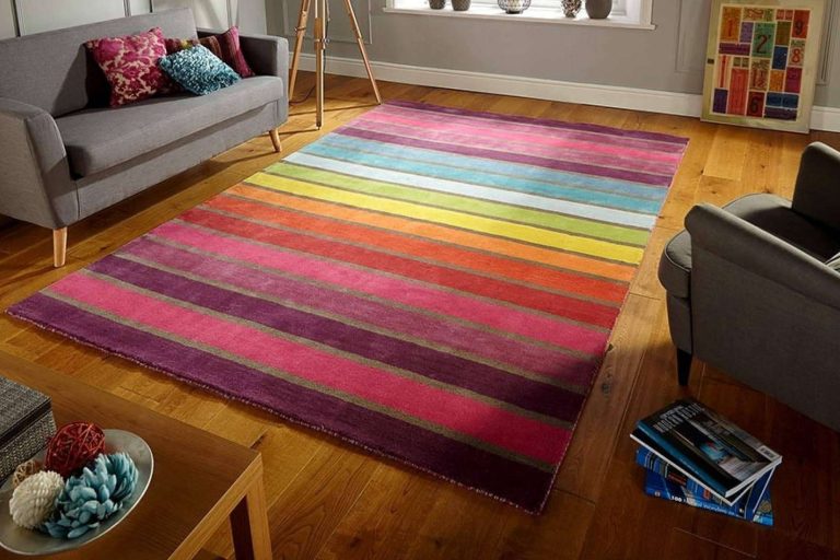 Alfombras modernas y lámparas de techo, artículos en tendencia para la decoración de interiores