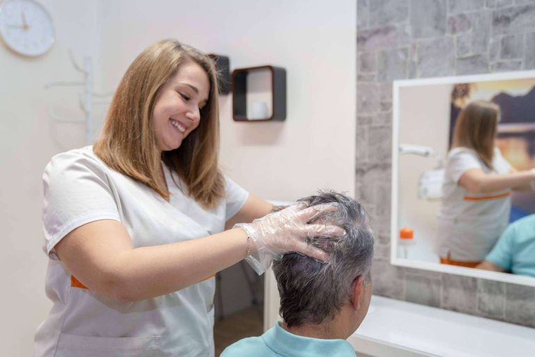 Caspa, grasa y seborrea, tres problemas dérmicos que pueden tratarse en la Clínica Capilar Laura Agrelo