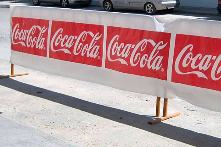 Las pancartas y cubrevallas publicitarias personalizadas para eventos de Oxydo